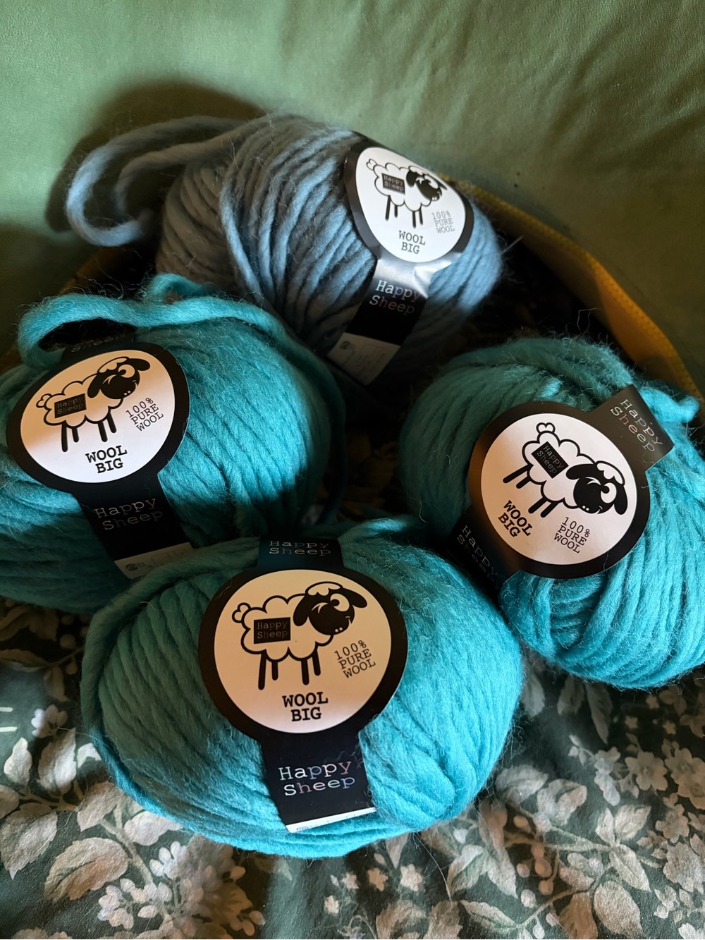 Hobbii Wool Big Chunky Yarn - Teal and blue. Great for felting. New.
